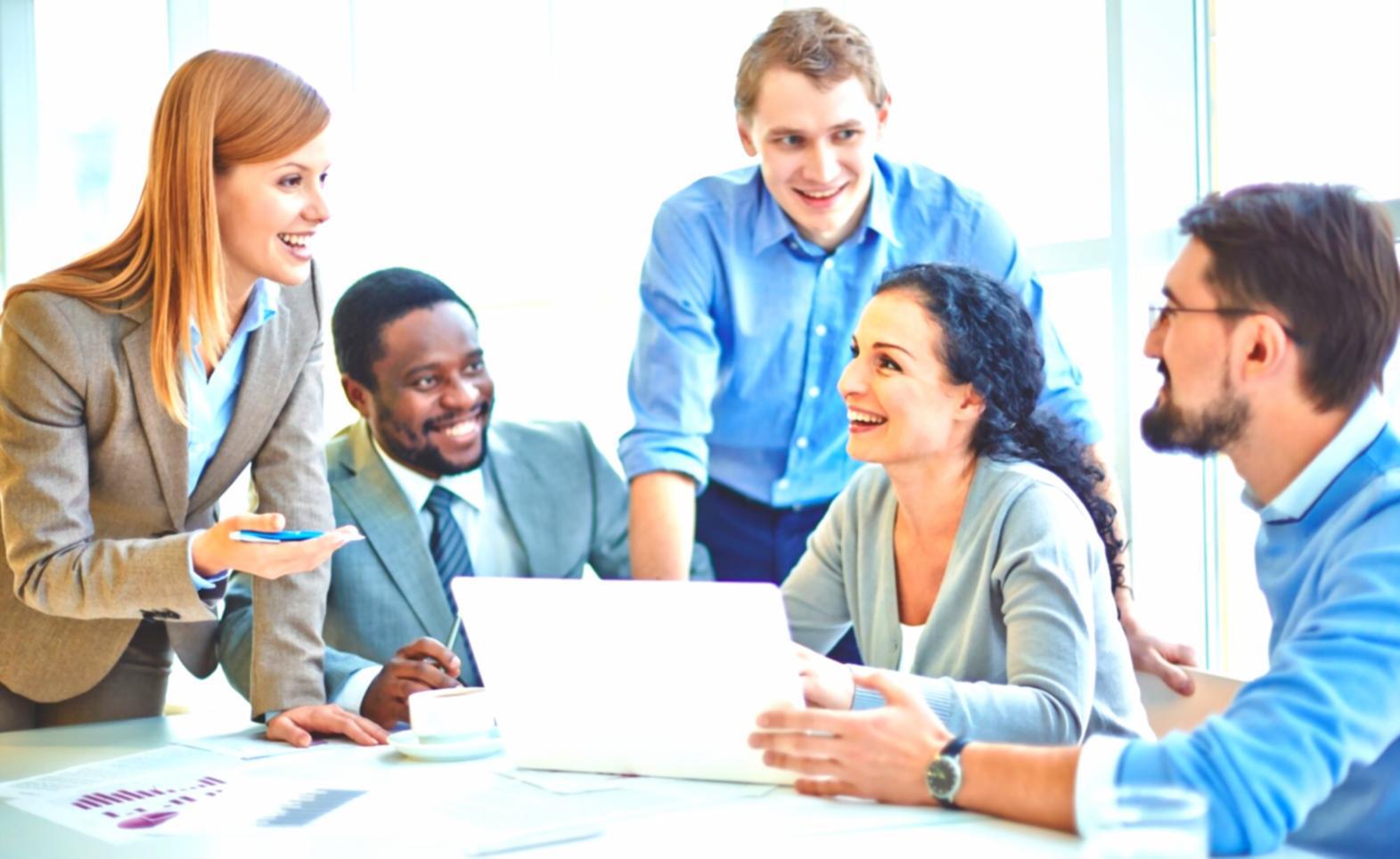 Session d'analyse financière en cours avec des professionnels travaillant sur des modèles d'évaluation